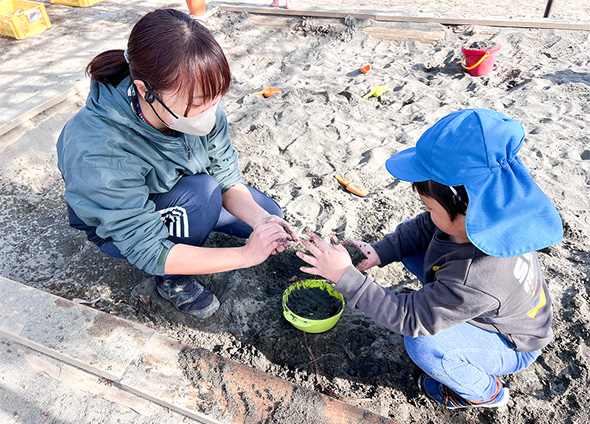 広い起伏のある園庭でのびのびとした活動